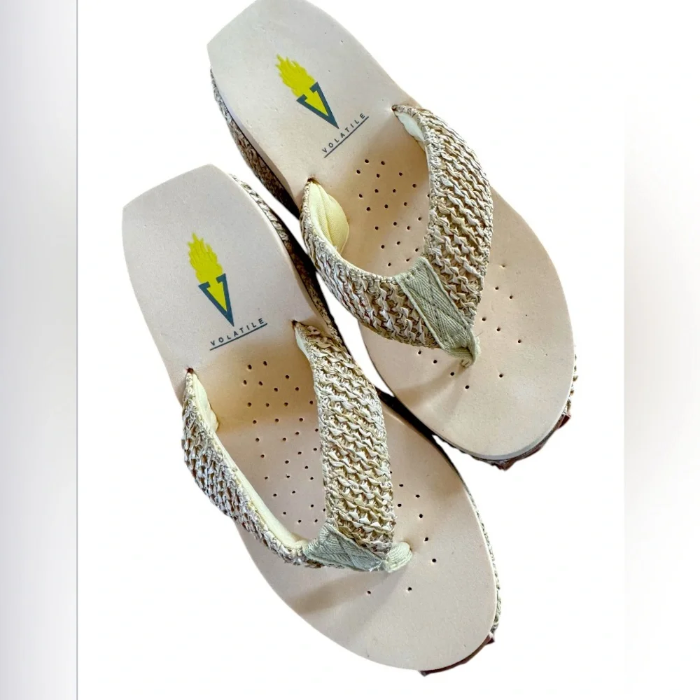 Volatile brand tan and natural straw wedge woman flip flop, size 6. Never worn! - Picture 1 of 2
